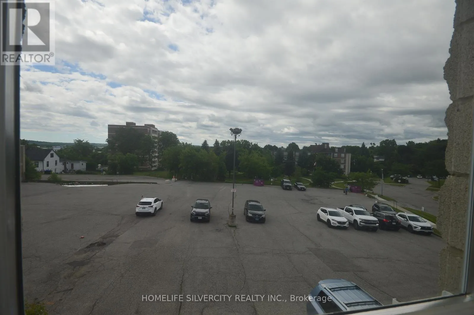 UPPER 1 - 64 HOLLAND STREET W