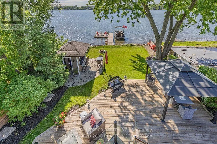 245 LAKELAND CRESCENT