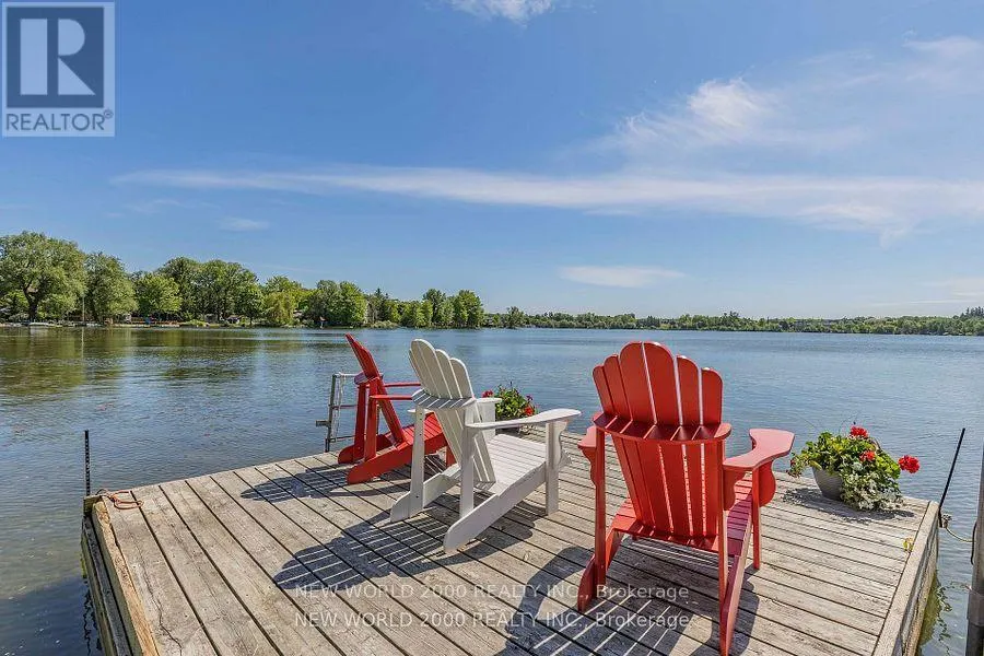245 LAKELAND CRESCENT