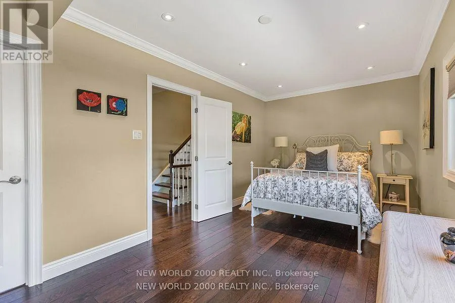 245 LAKELAND CRESCENT