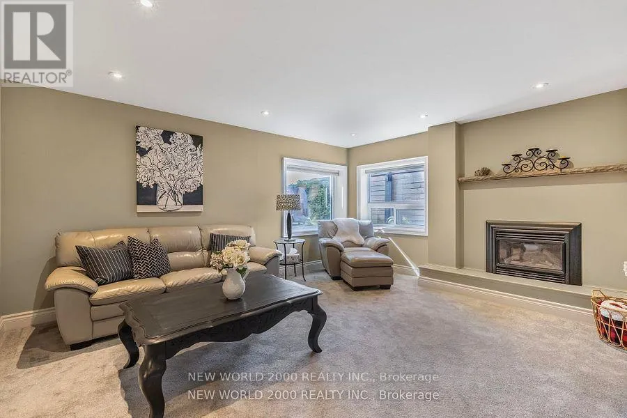 245 LAKELAND CRESCENT