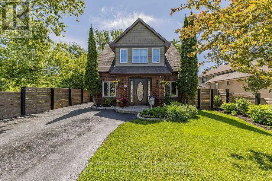245 LAKELAND CRESCENT