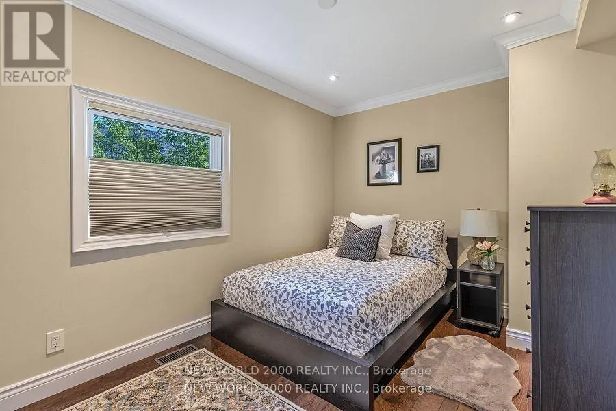 245 LAKELAND CRESCENT