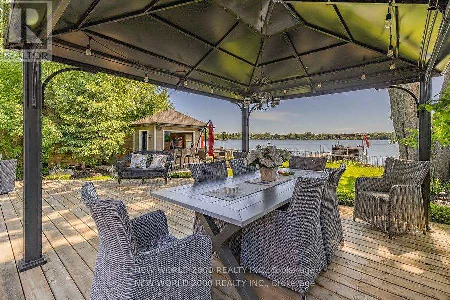 245 LAKELAND CRESCENT