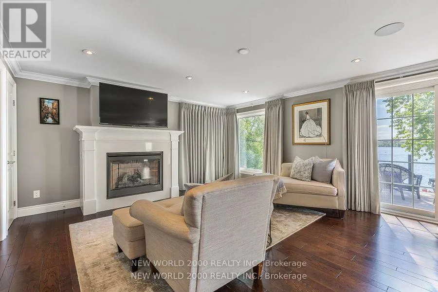 245 LAKELAND CRESCENT