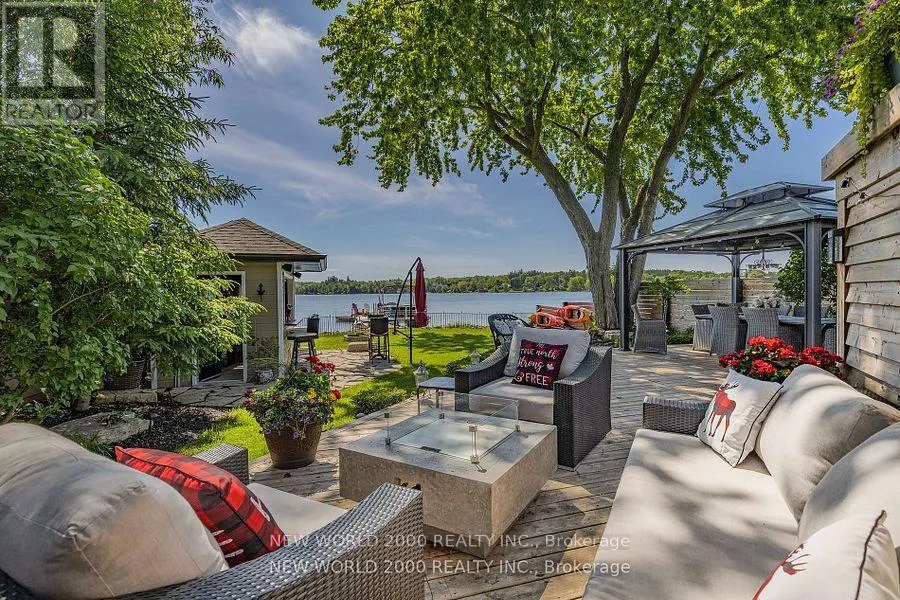 245 LAKELAND CRESCENT