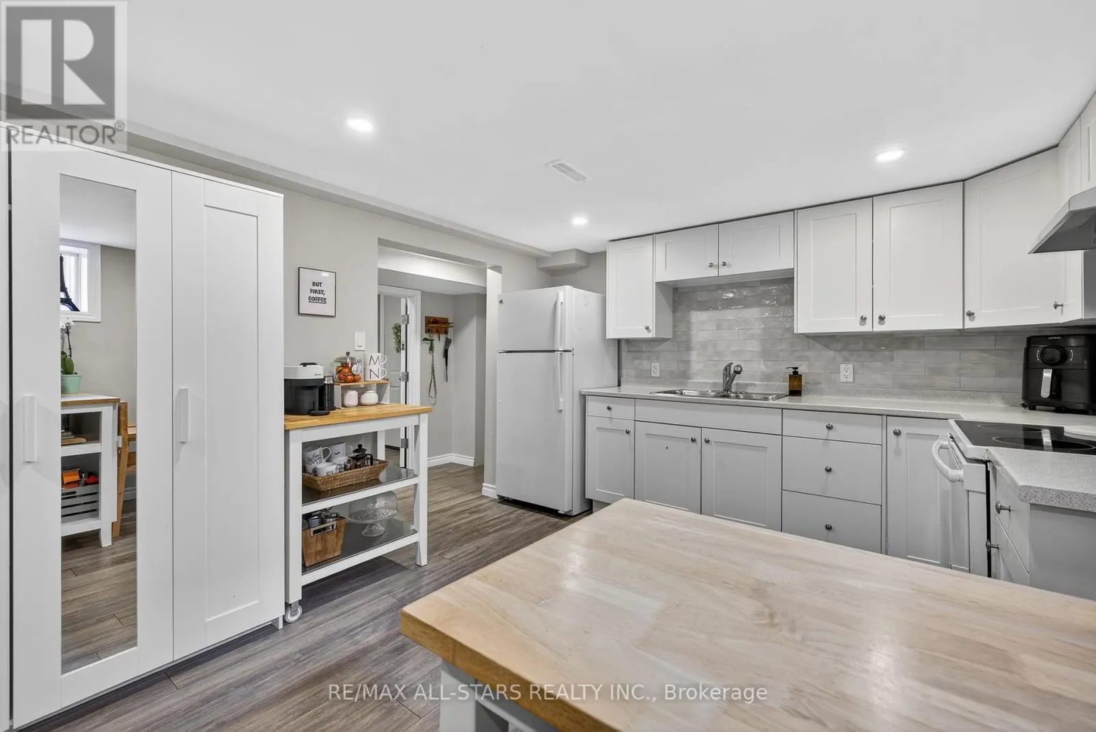 10 CASTILLE CRESCENT