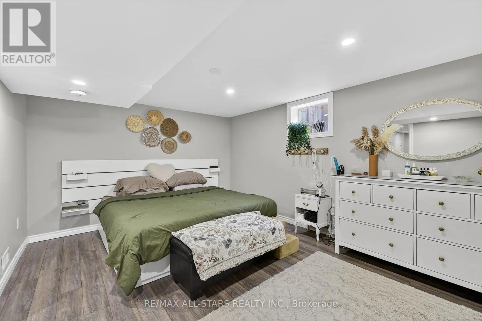 10 CASTILLE CRESCENT