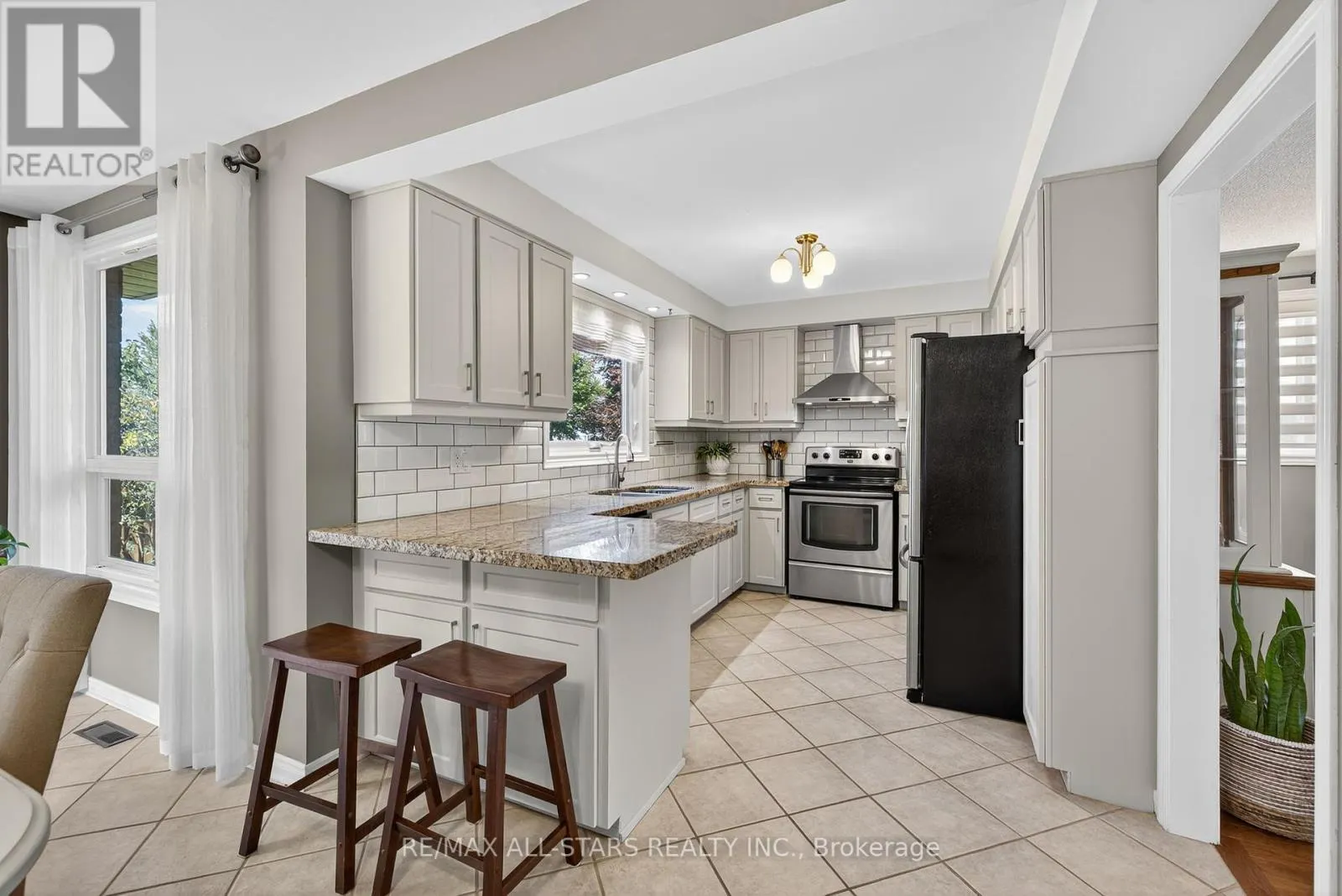 10 CASTILLE CRESCENT