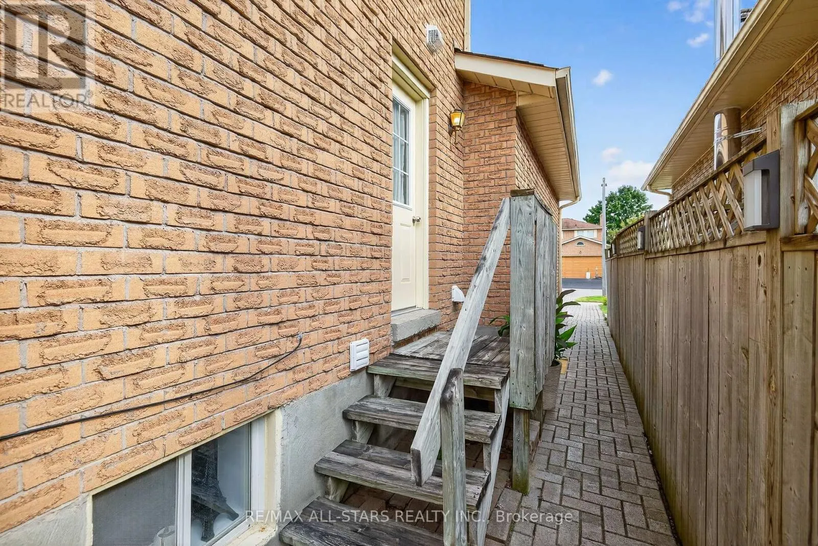 10 CASTILLE CRESCENT