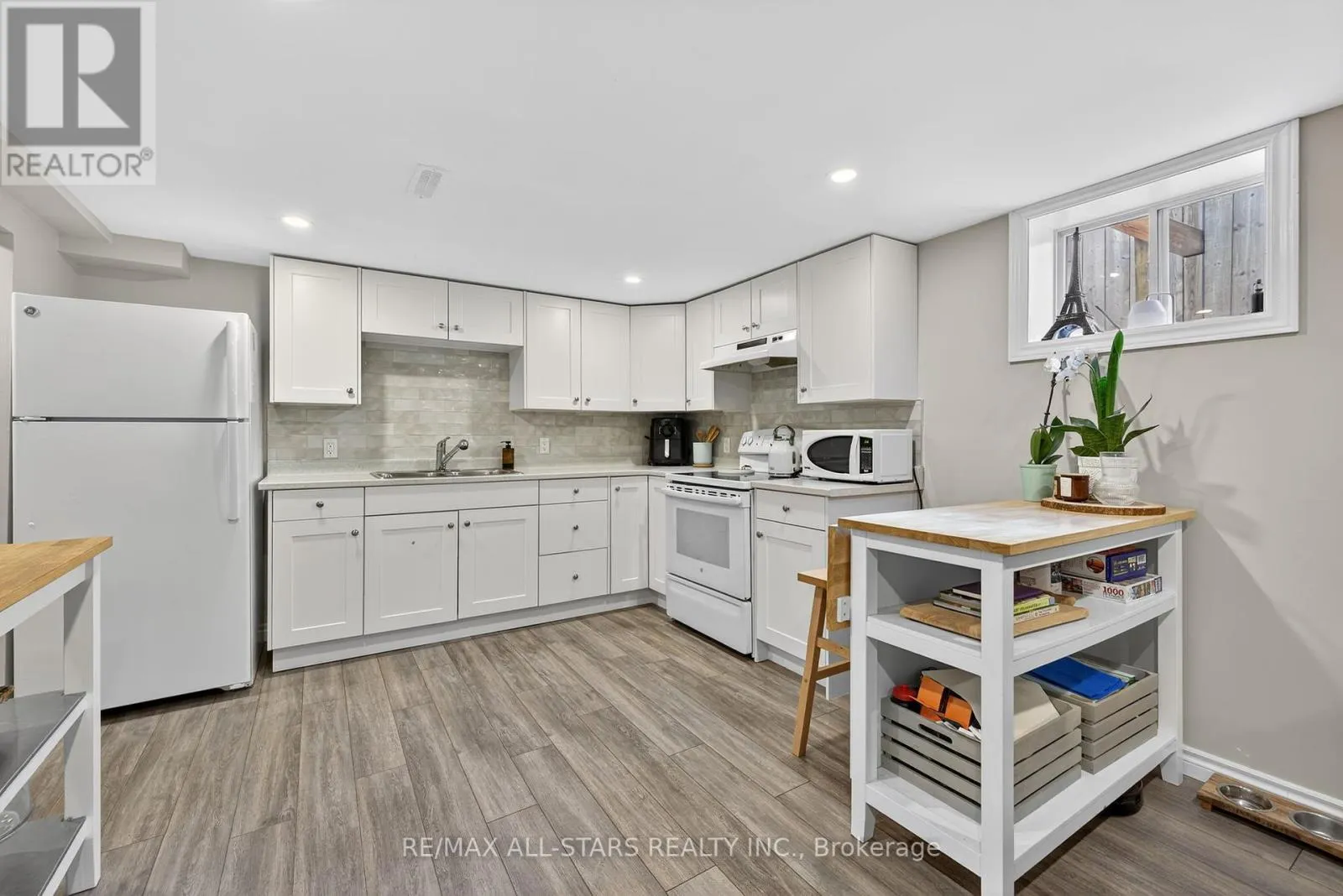10 CASTILLE CRESCENT