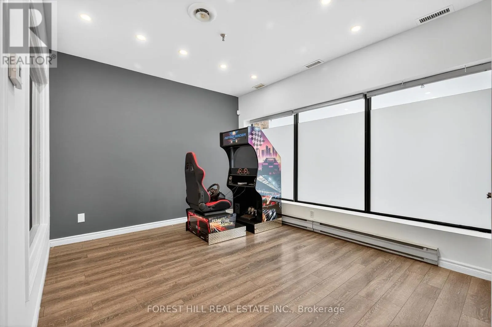 11 - 241 EDGELEY BOULEVARD