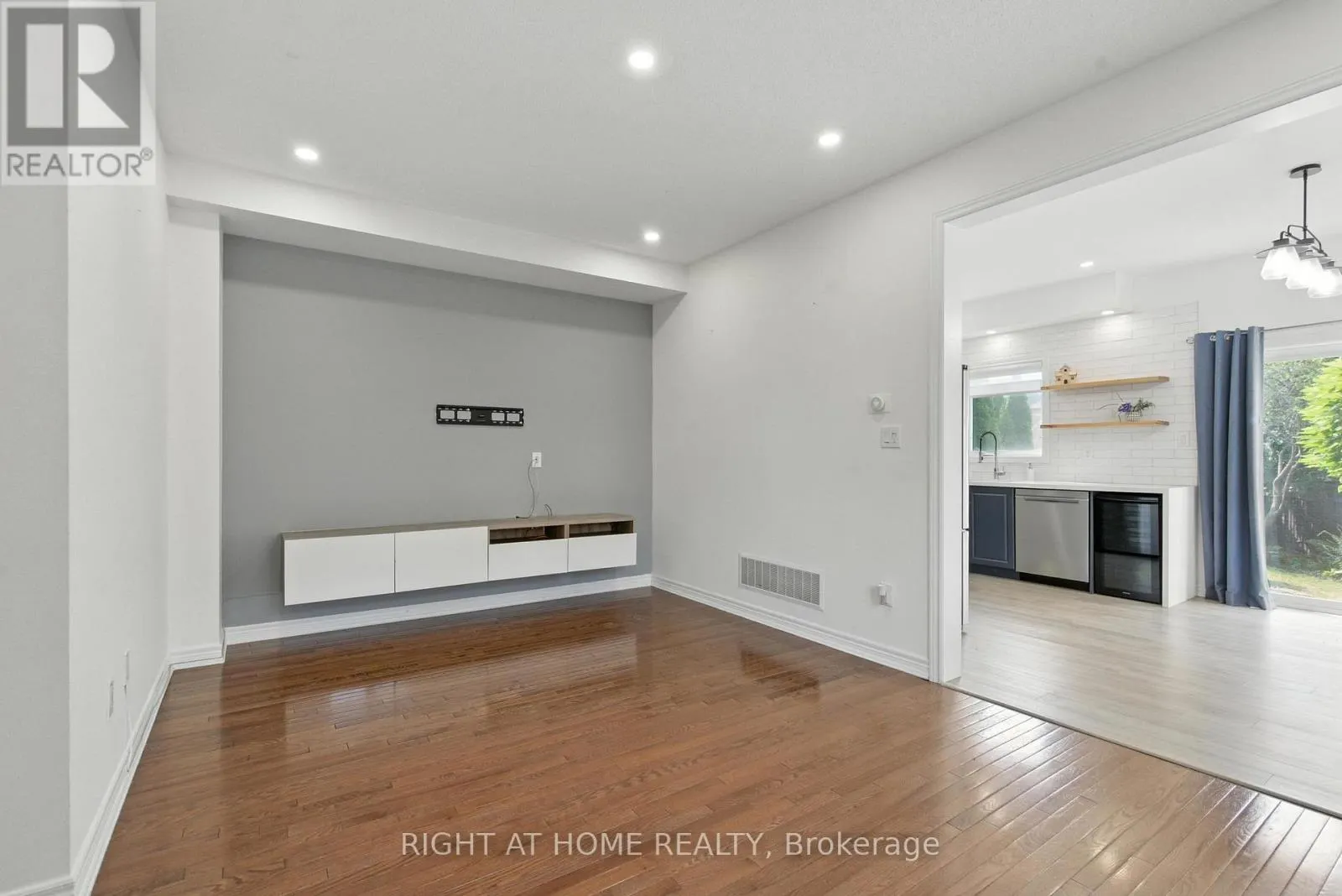 215 CANADA DRIVE