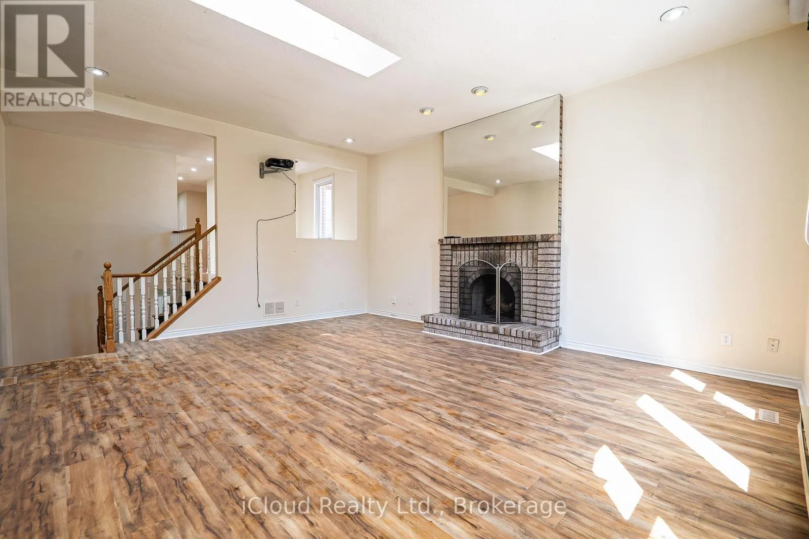 80 VENICE CRESCENT W