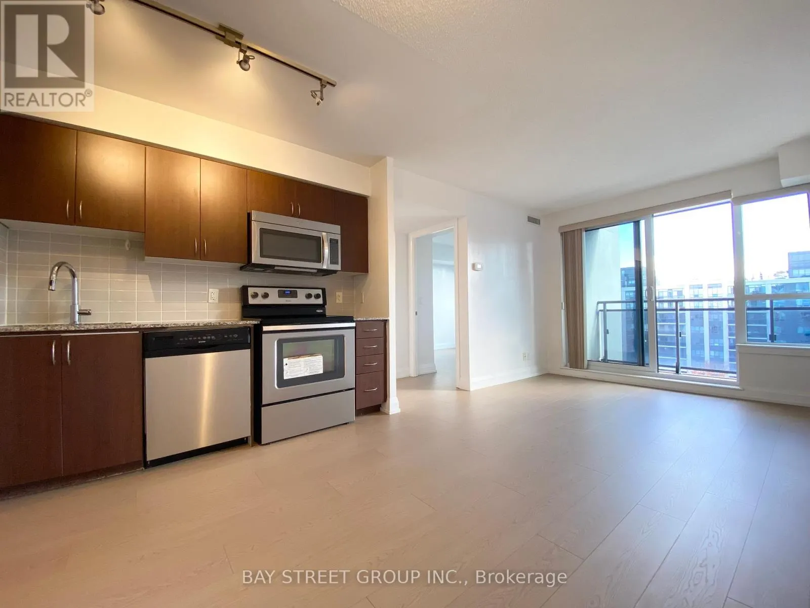 925 - 370 HIGHWAY 7 E