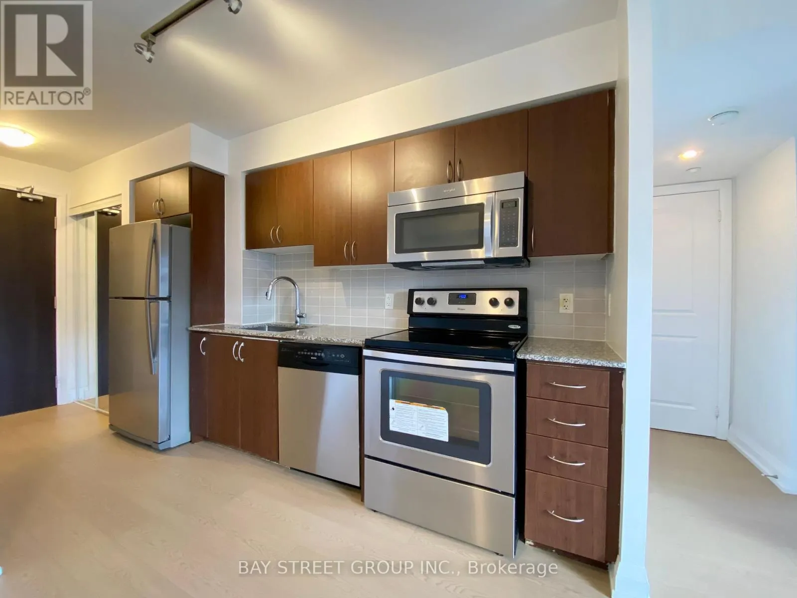925 - 370 HIGHWAY 7 E