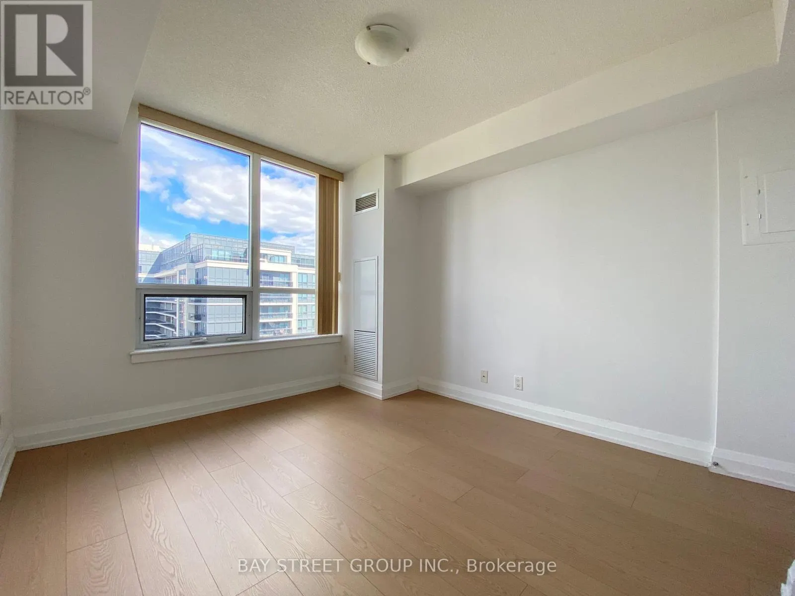 925 - 370 HIGHWAY 7 E