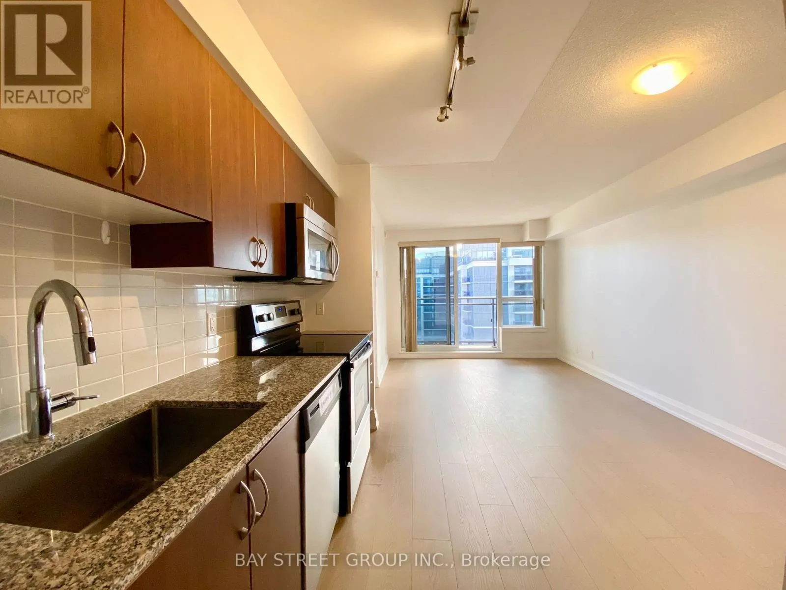 925 - 370 HIGHWAY 7 E