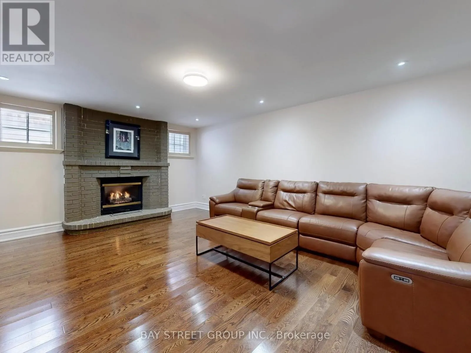 25 BROOKSHILL CRESCENT