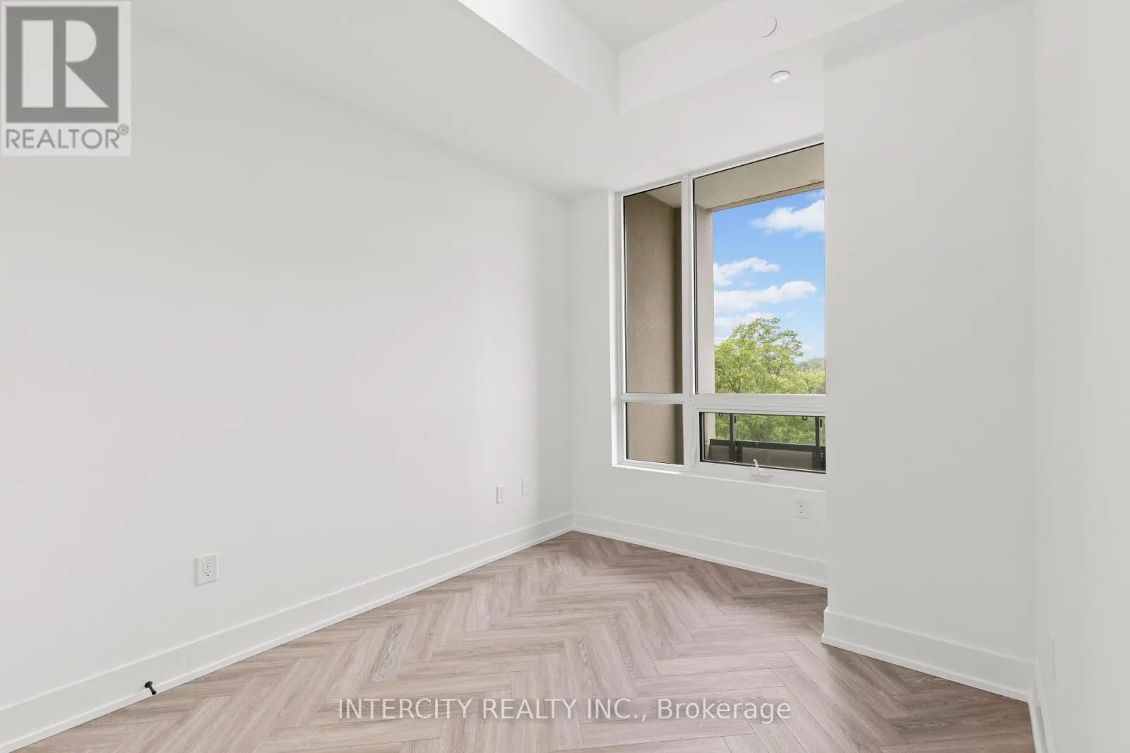 520 - 2075 KING ROAD