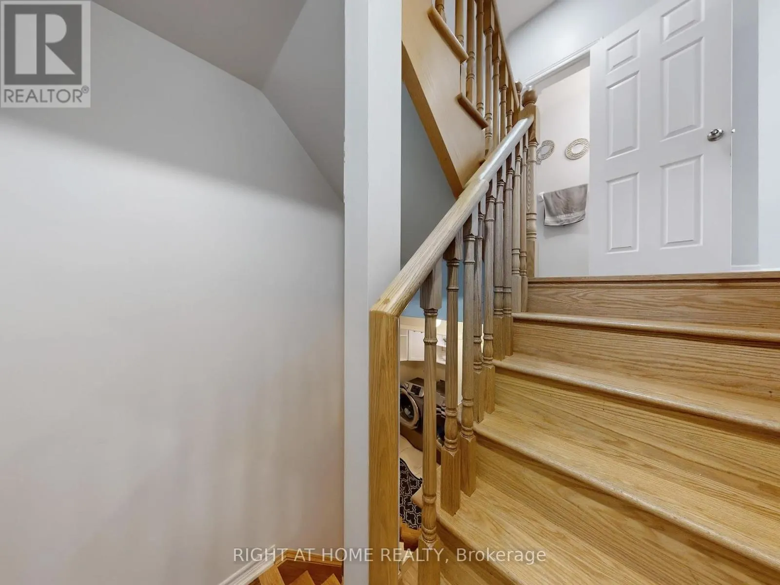 168 DUNDAS WAY N