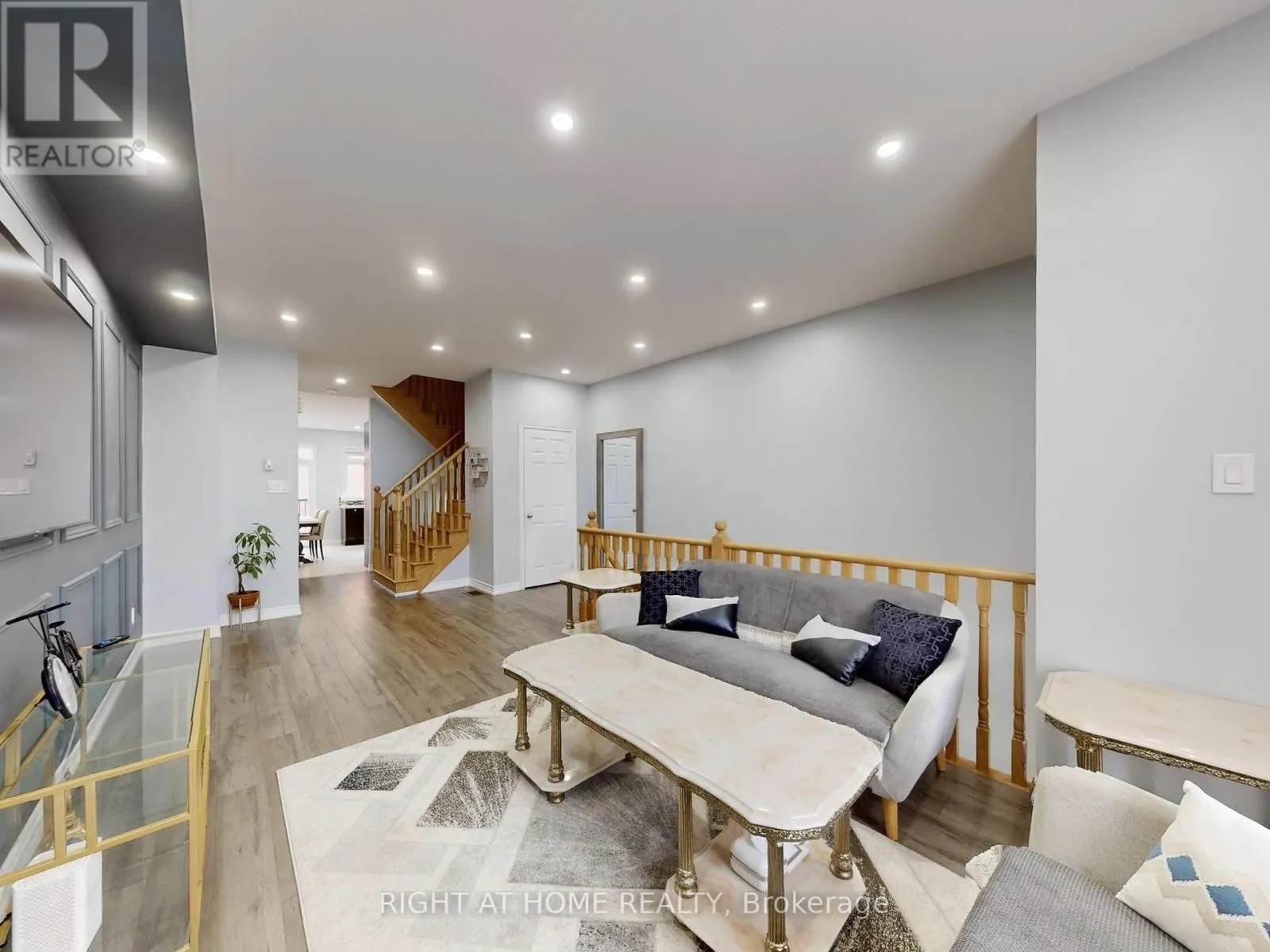 168 DUNDAS WAY N