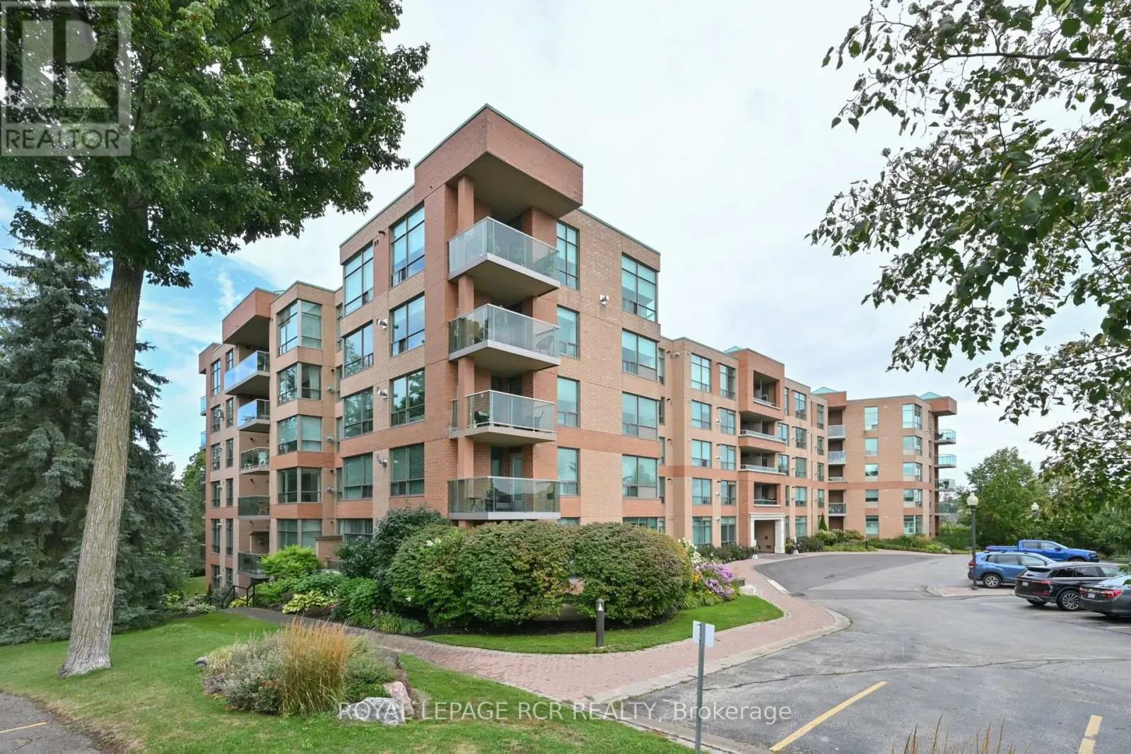 214 - 4 BRIAR HILL HEIGHTS