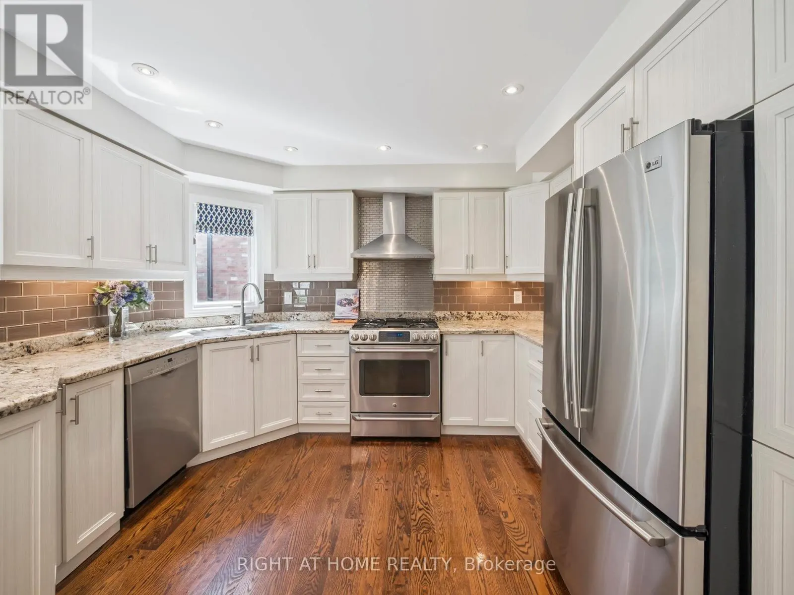 100 CARLYLE CRESCENT