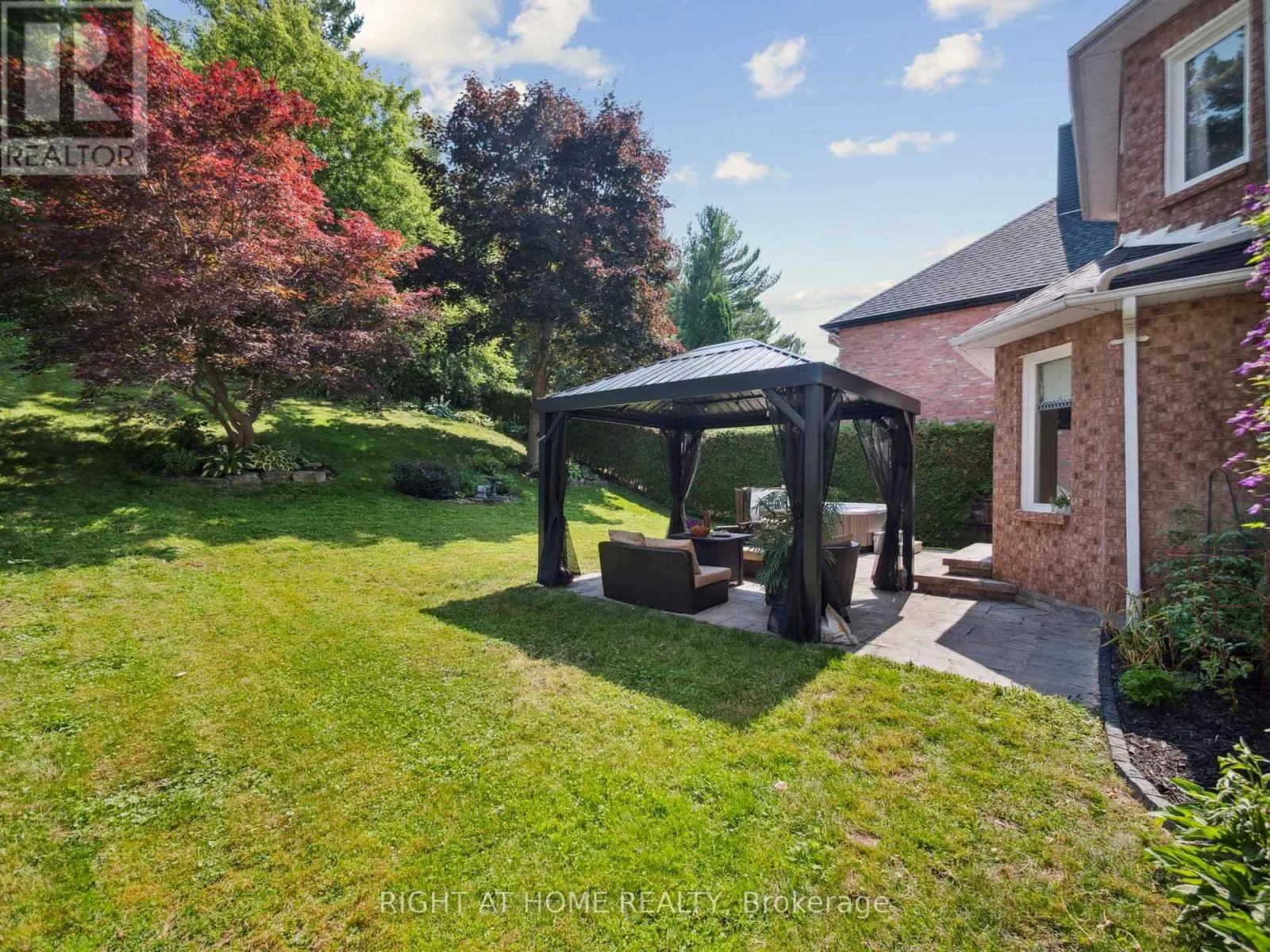 100 CARLYLE CRESCENT