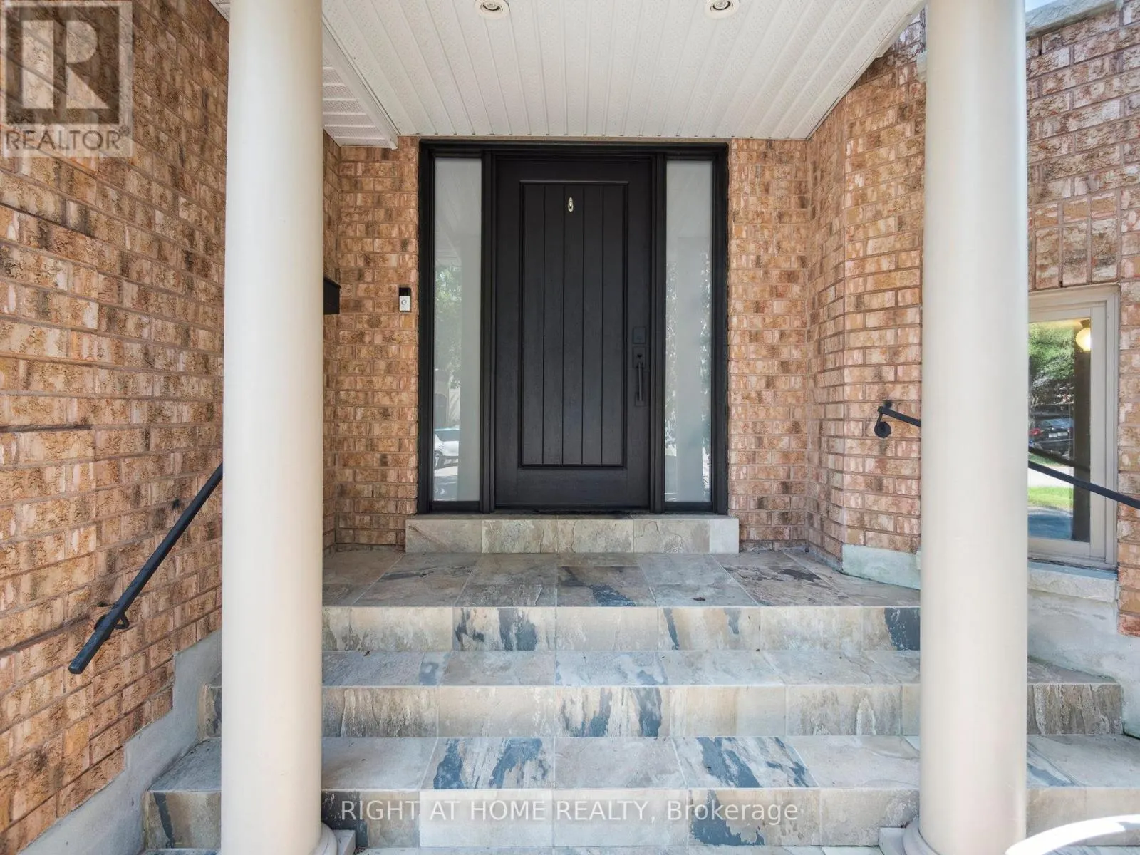 100 CARLYLE CRESCENT