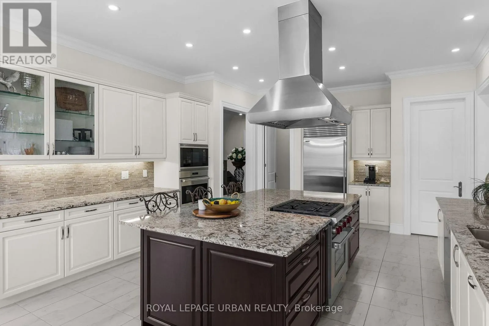 15 COUNTRY CLUB CRESCENT