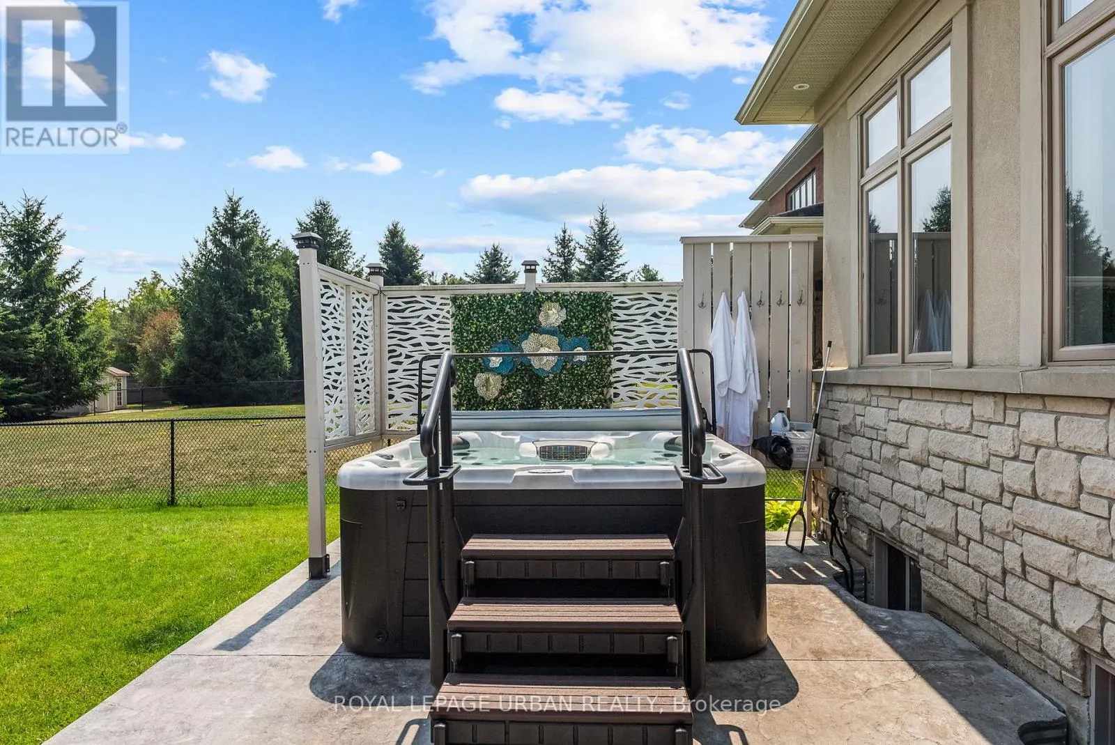 15 COUNTRY CLUB CRESCENT
