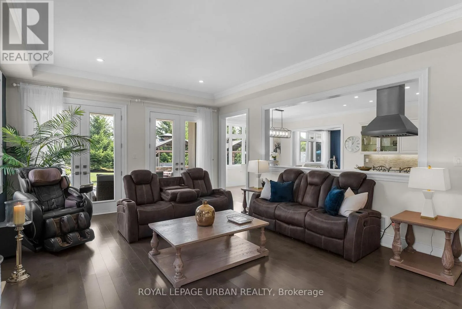 15 COUNTRY CLUB CRESCENT