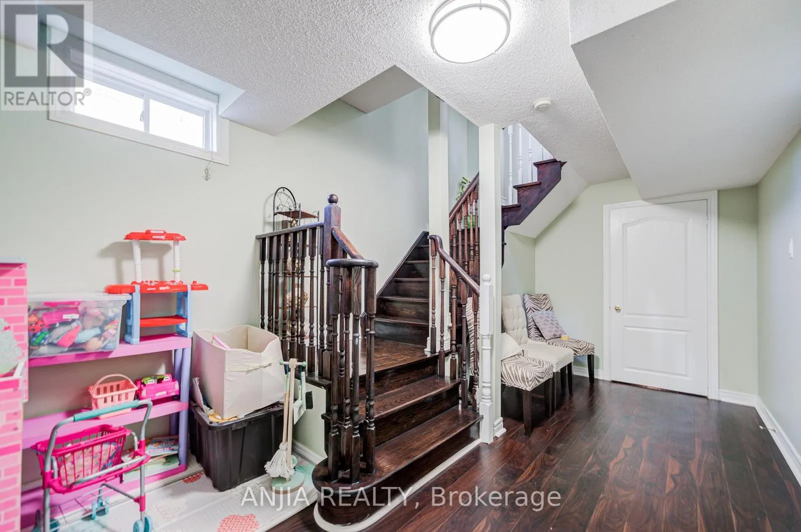 384 HIGHGLEN AVENUE