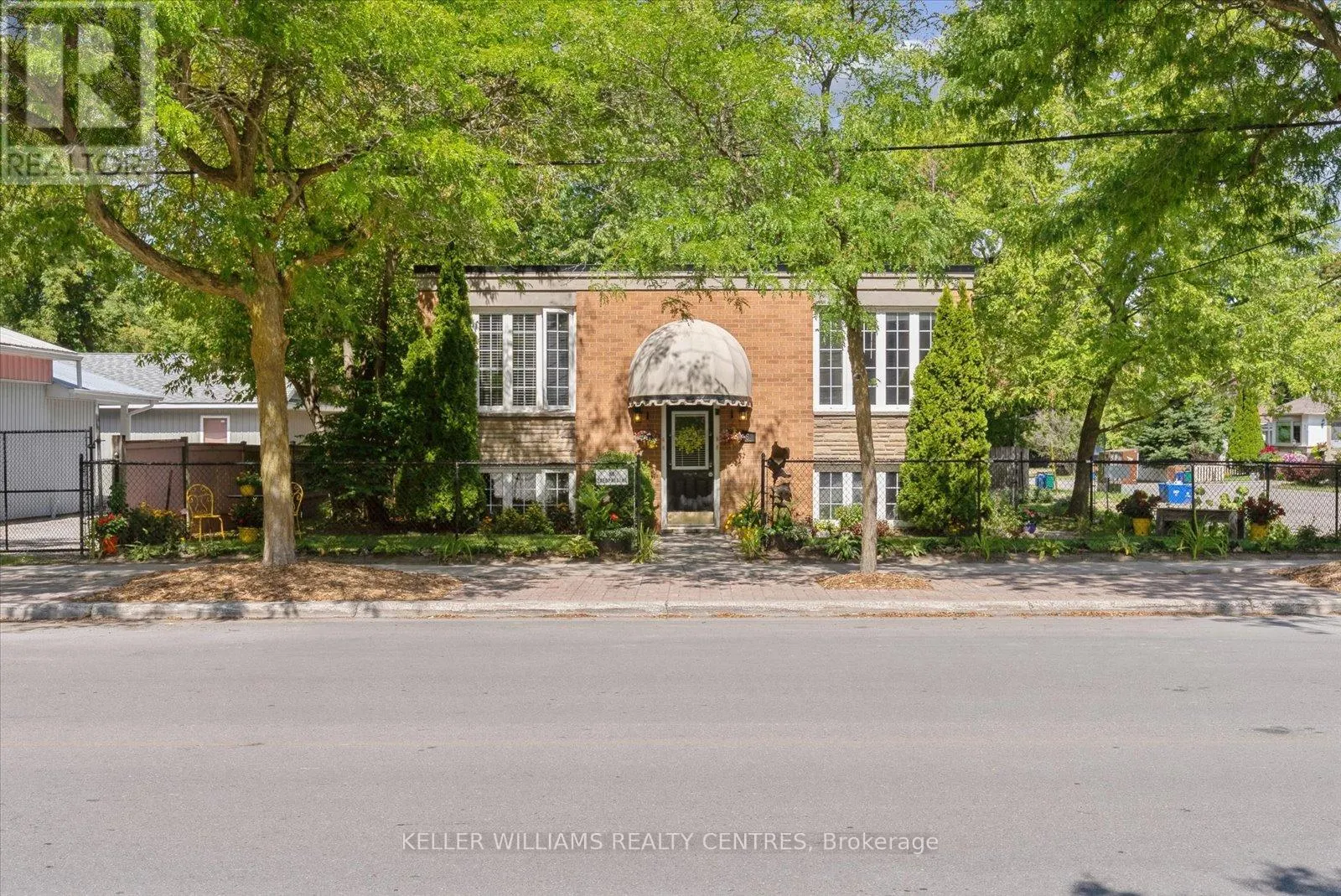 948 LAKE DRIVE E