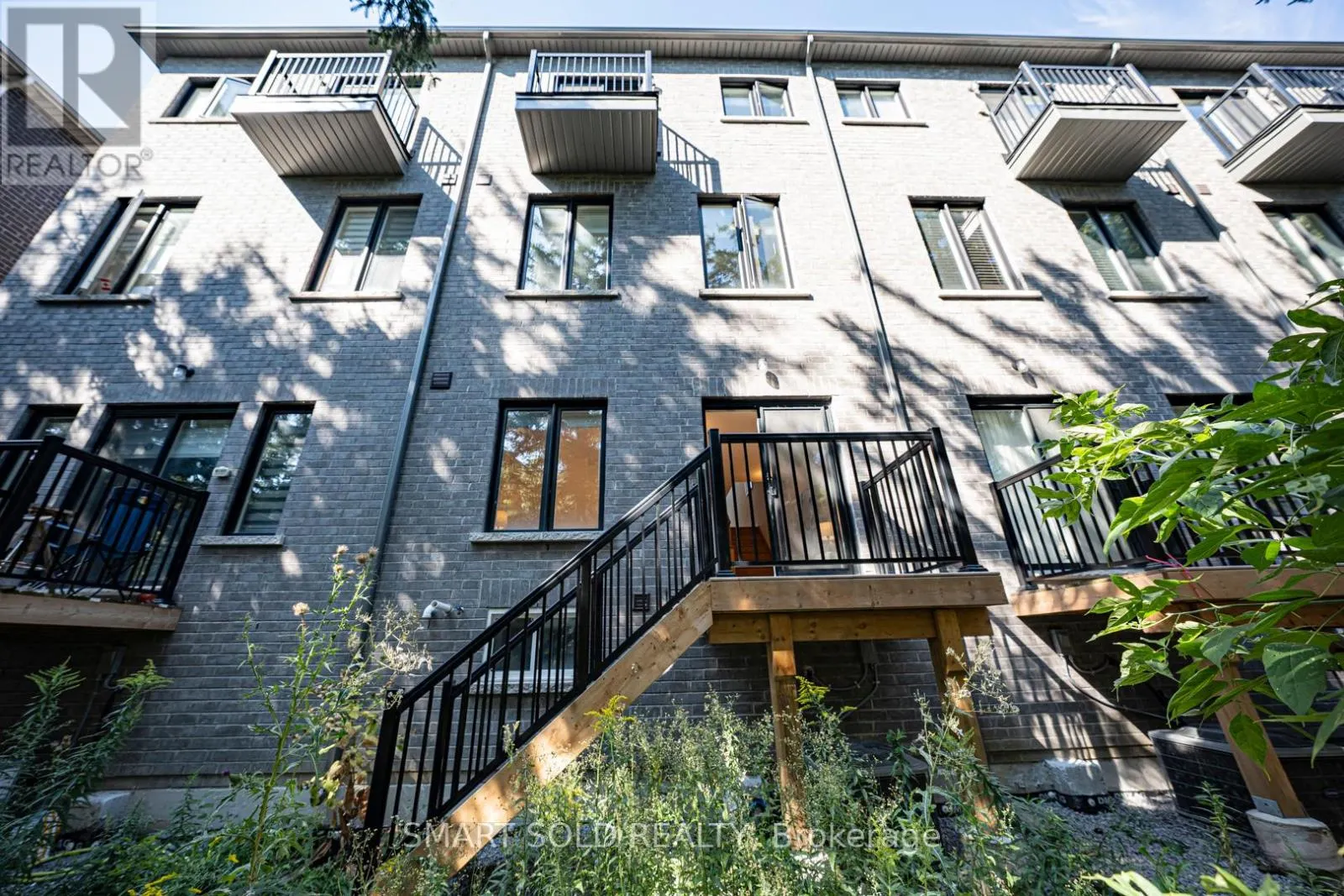 17 ARMILLO PLACE