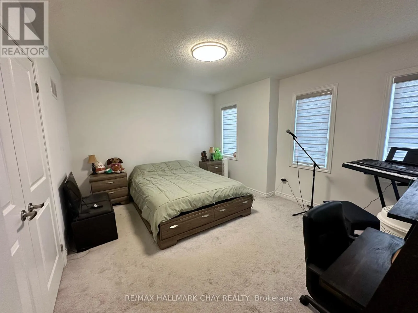 4 WAKEFIELD BOULEVARD