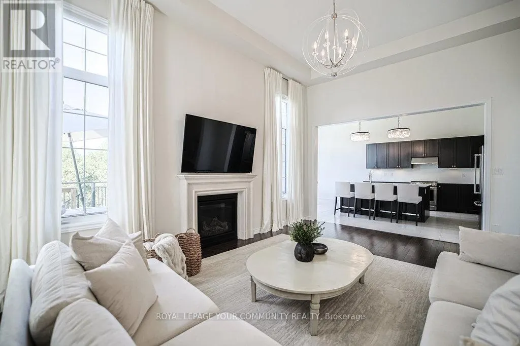 33 DEEPWOOD CRESCENT