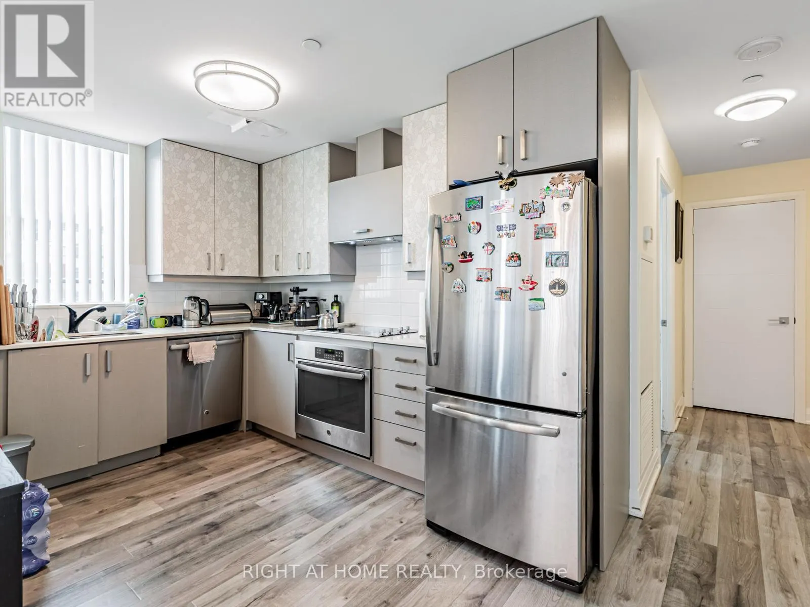 826 - 18 UPTOWN DRIVE