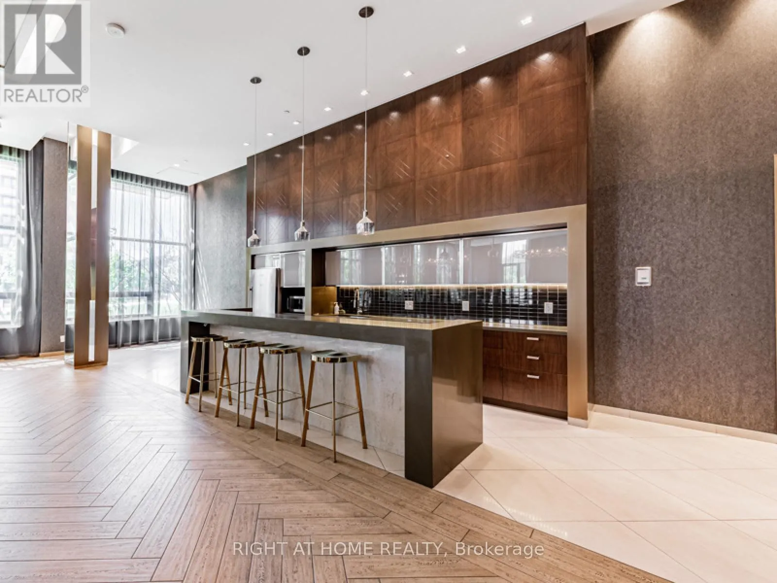 826 - 18 UPTOWN DRIVE