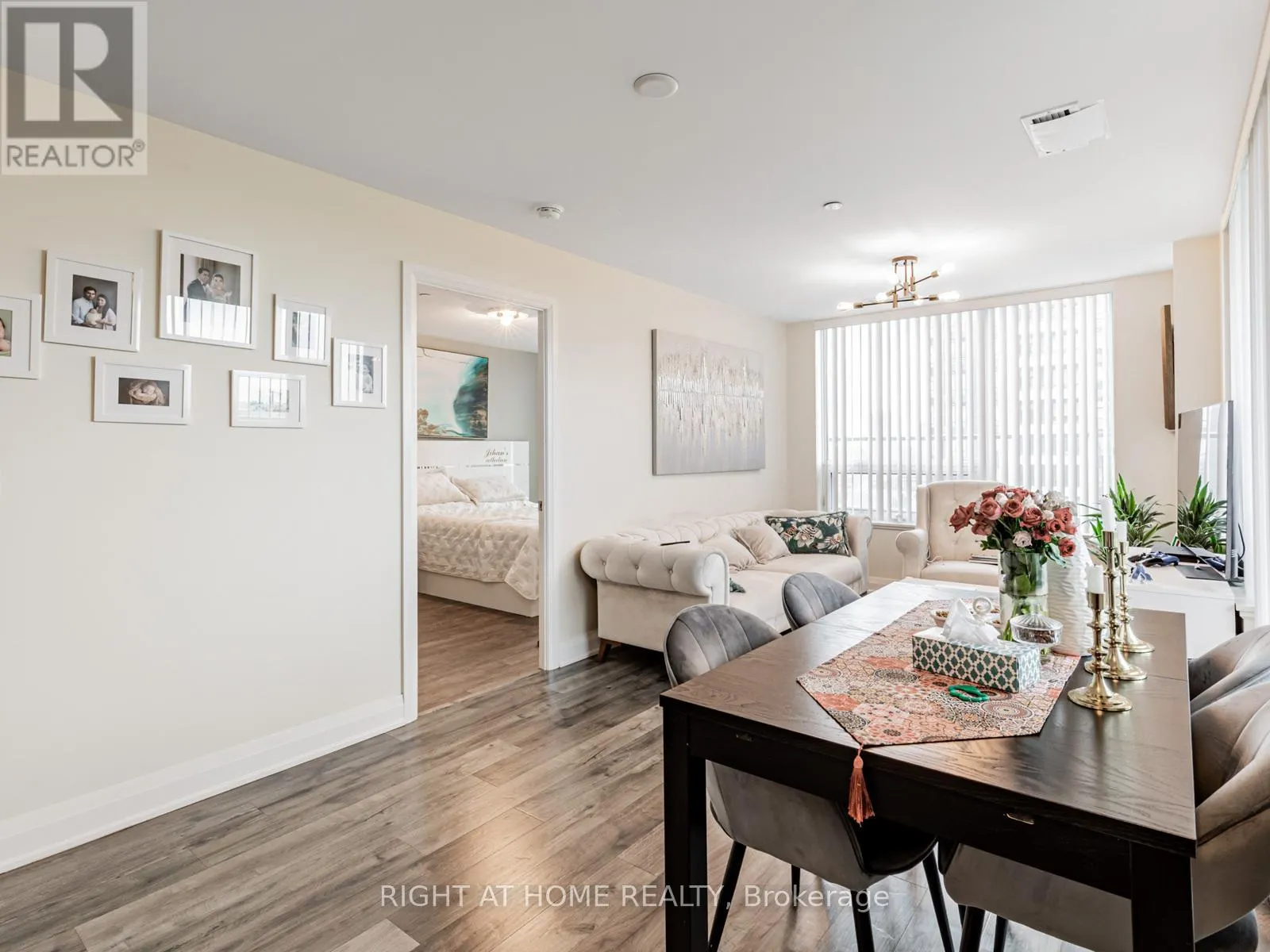 826 - 18 UPTOWN DRIVE