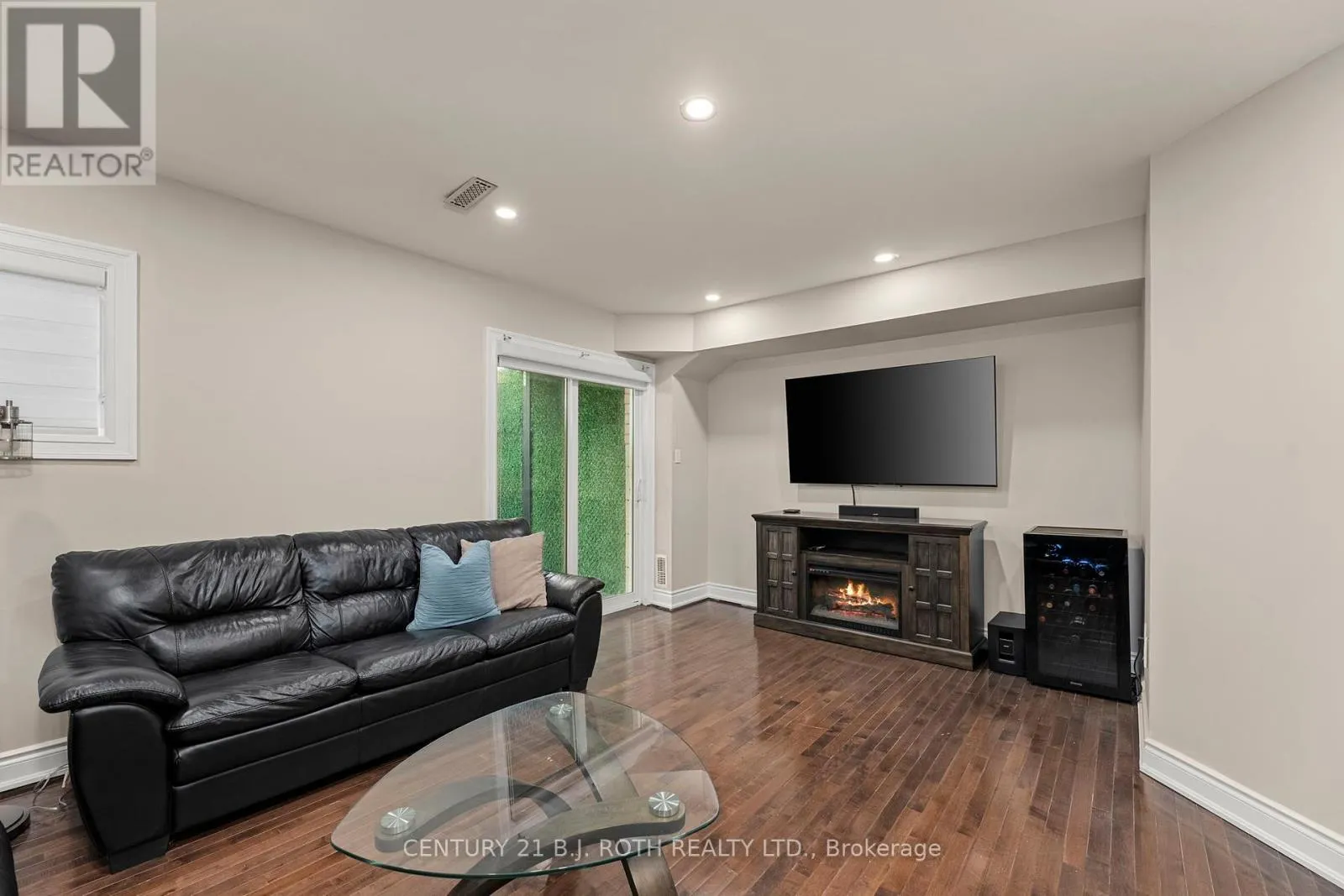 15 - 8032 KIPLING AVENUE