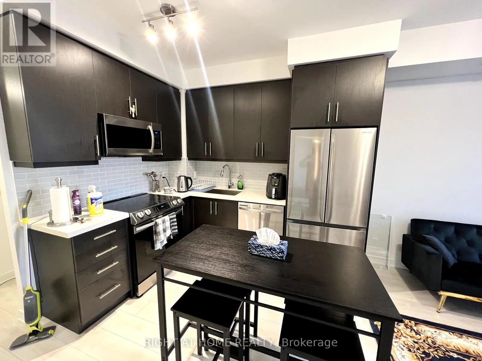 2001 - 105 ONEIDA CRESCENT