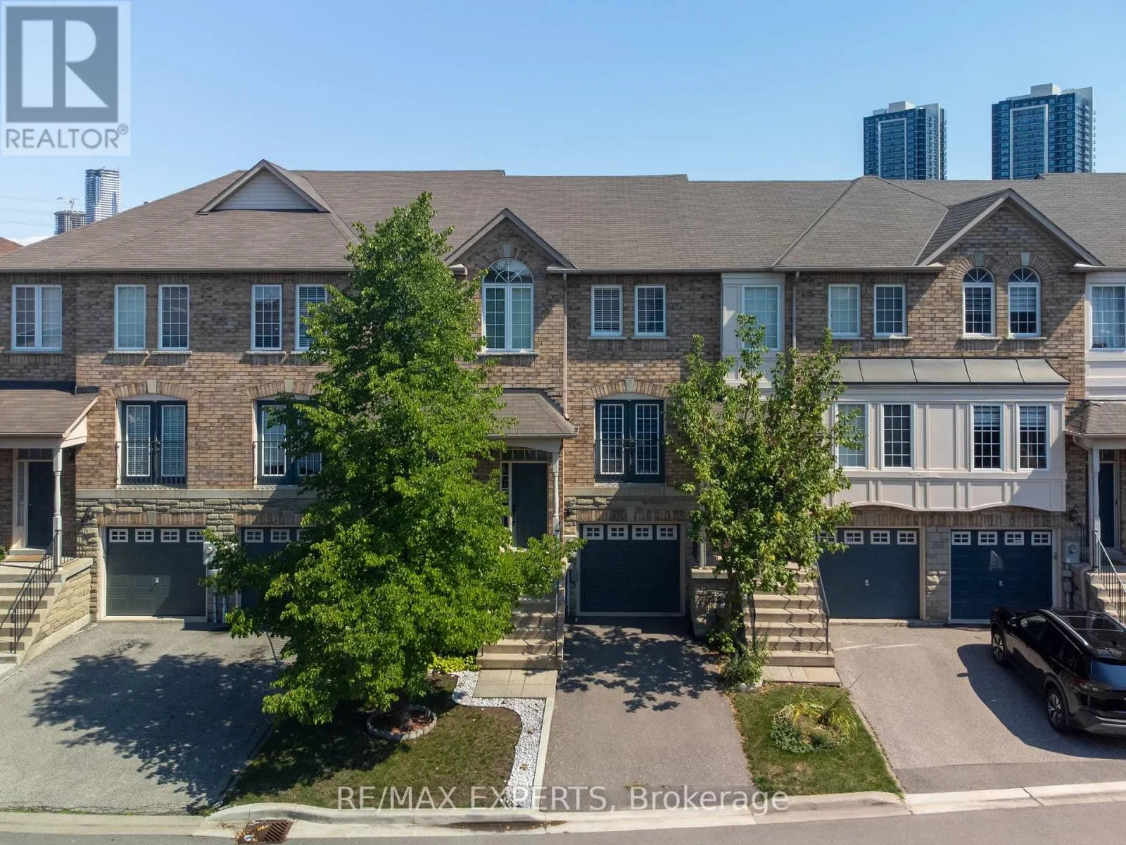 32 - 19 FOXCHASE AVENUE