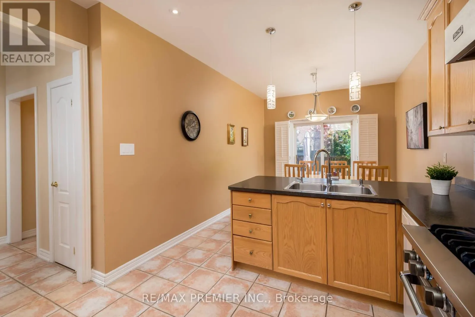 36 TOULON CRESCENT