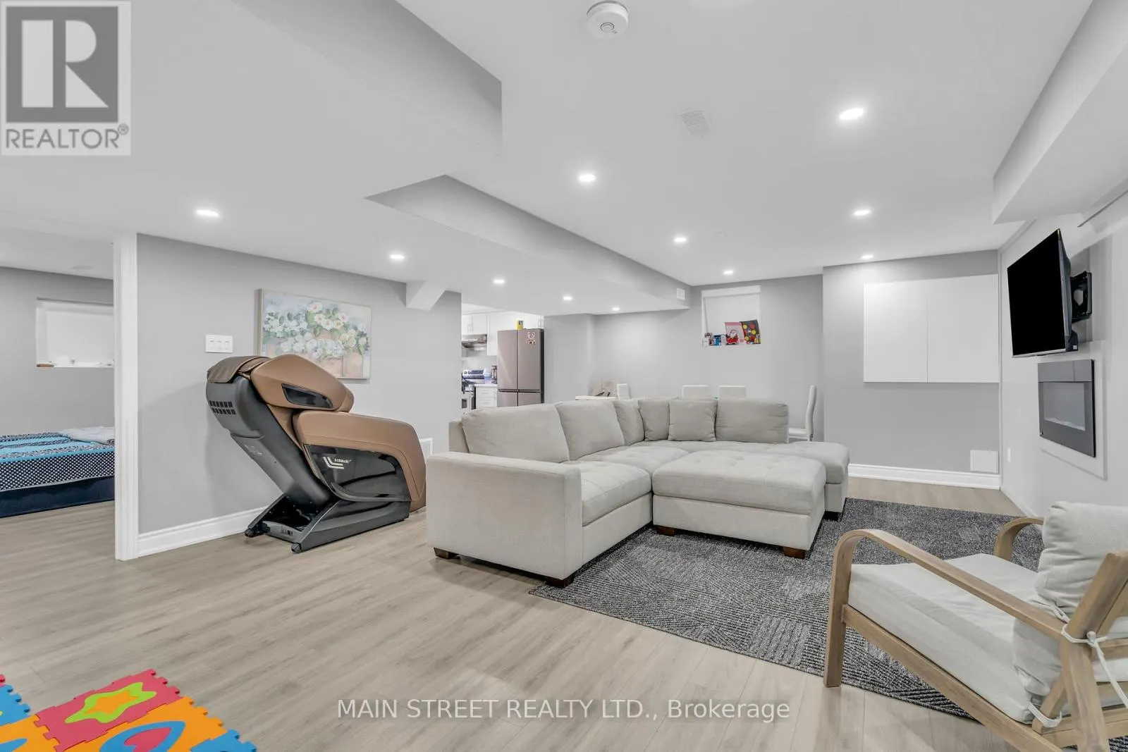 6 LEADEN HALL DRIVE