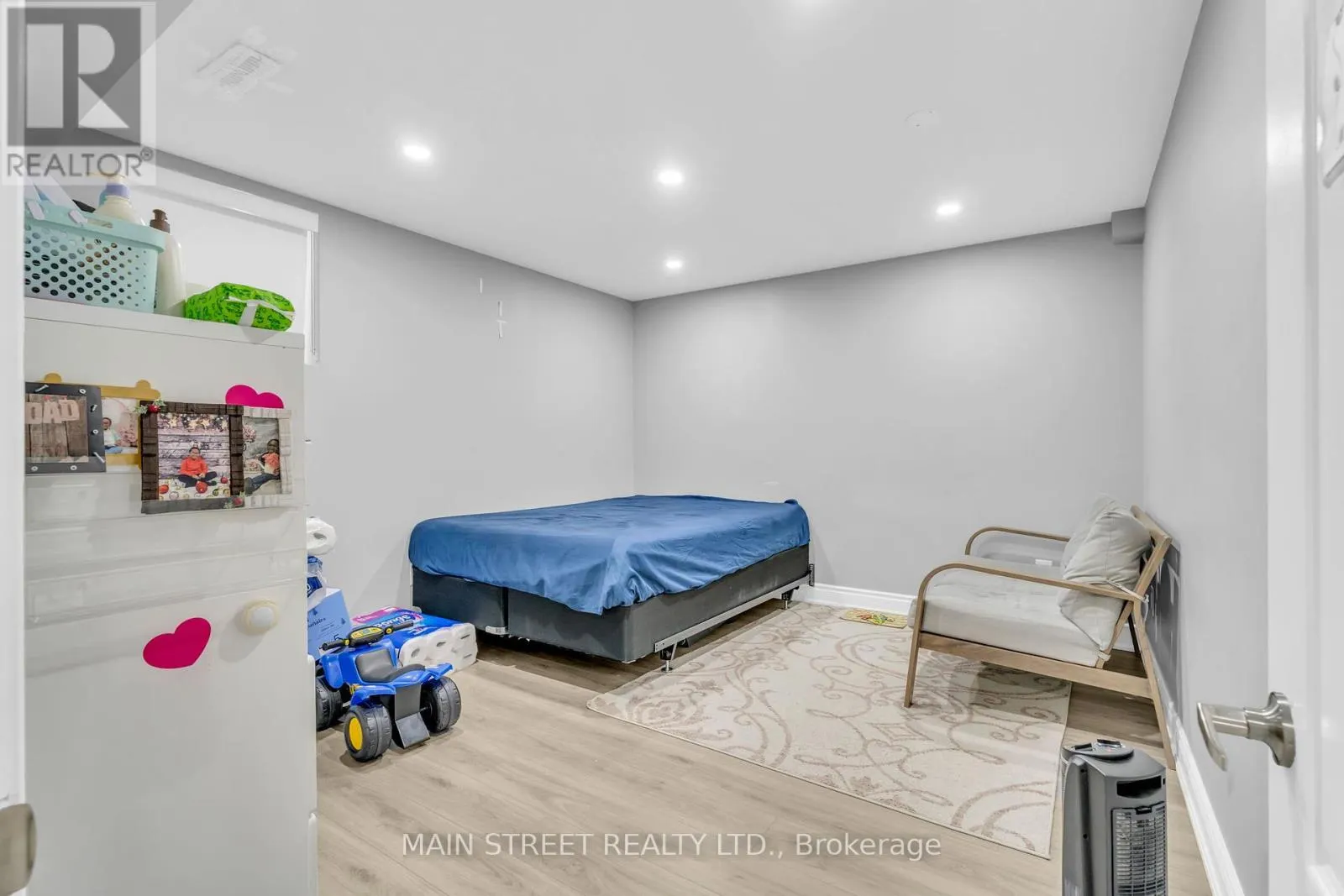 6 LEADEN HALL DRIVE