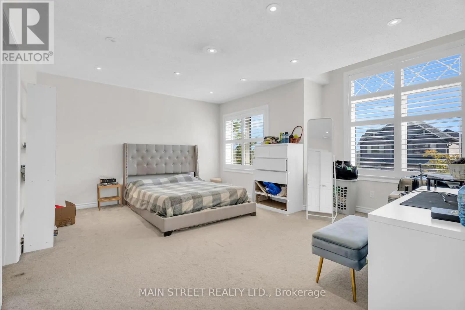 6 LEADEN HALL DRIVE