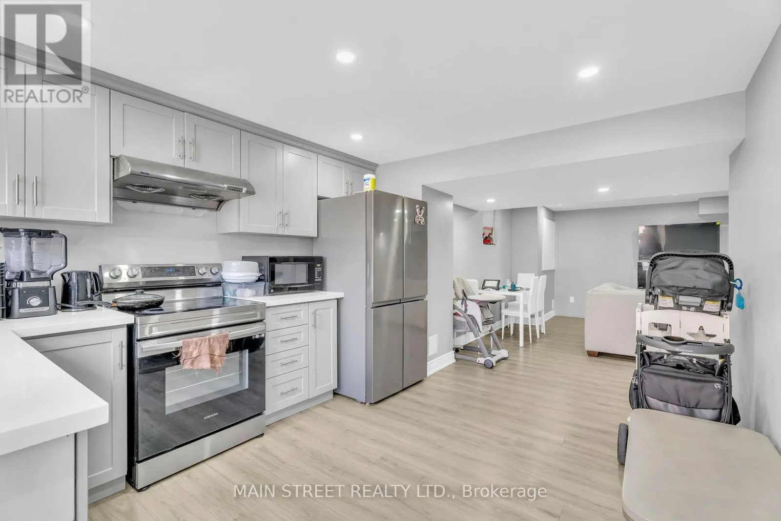 6 LEADEN HALL DRIVE