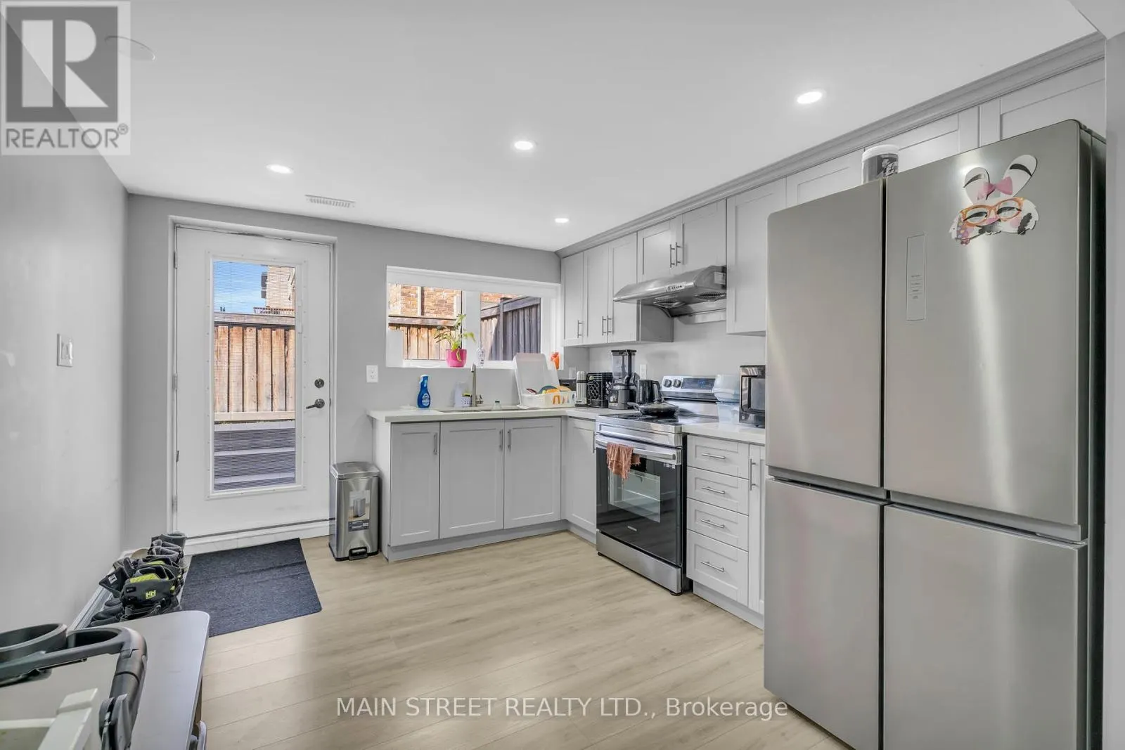 6 LEADEN HALL DRIVE